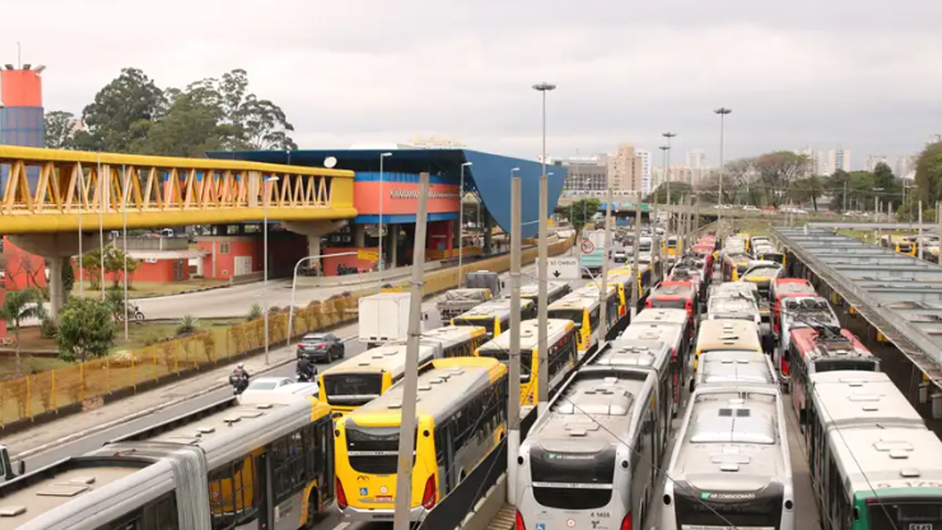 Esse simples ônibus urbano te leva para outro país com uma única passagem de r$ 30