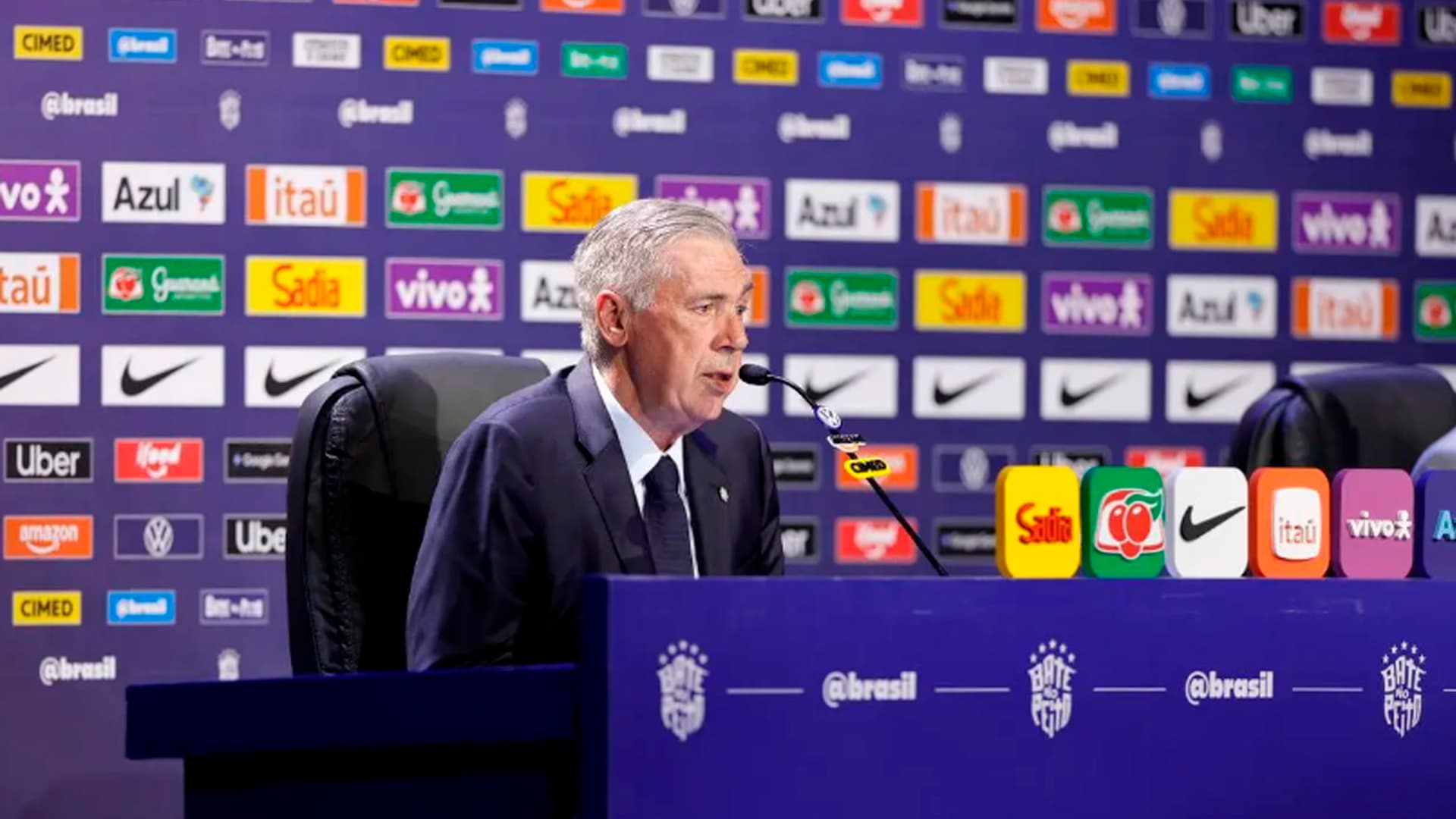 Enquanto carlo Ancelotti fatura R$ 4 milhões na seleção, técnico do Palmeiras não fica muito atrás