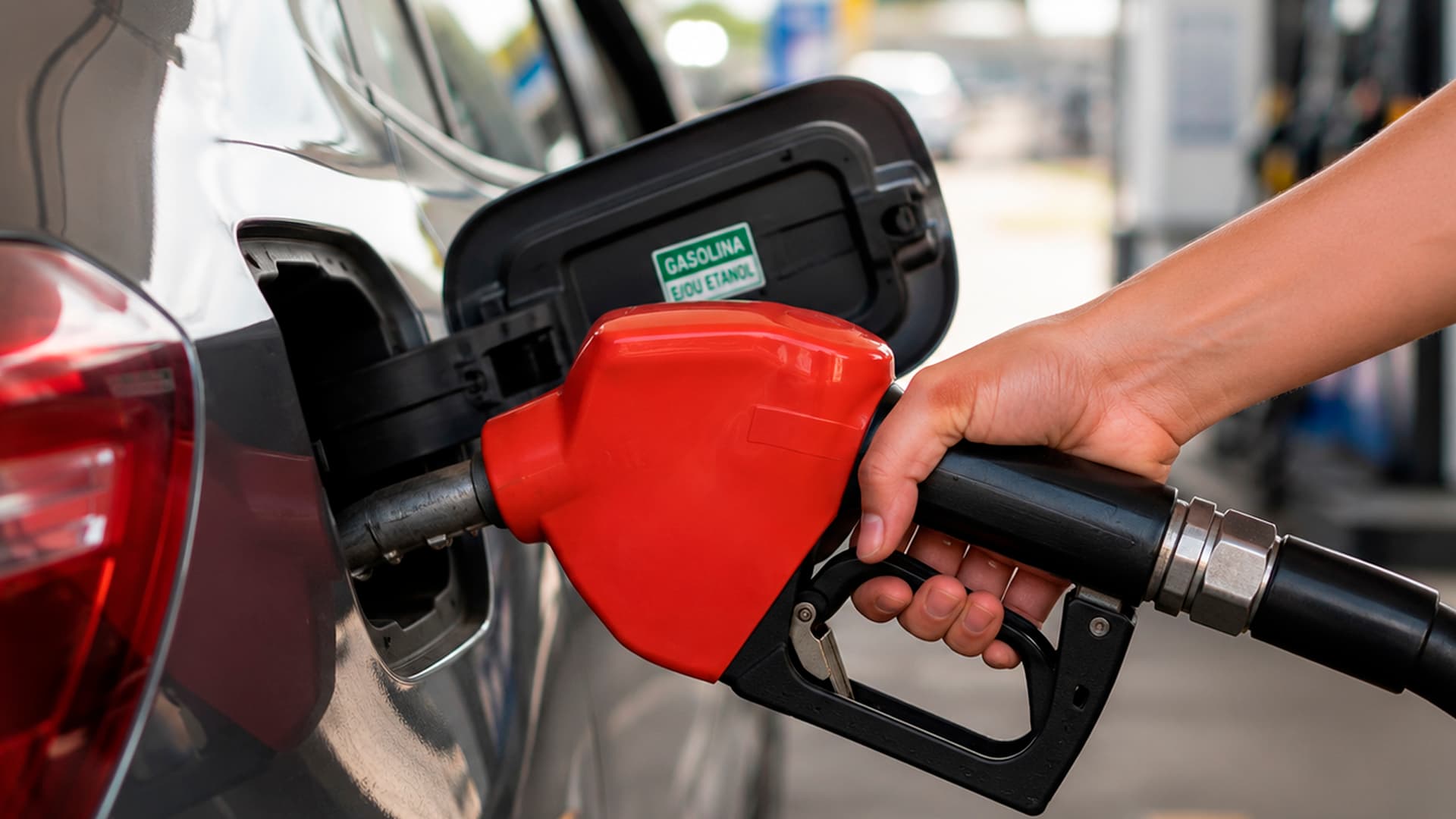 Melhor notícia para quem tem carro chegou, direto da bomba de combustível nesse país longe do brasil