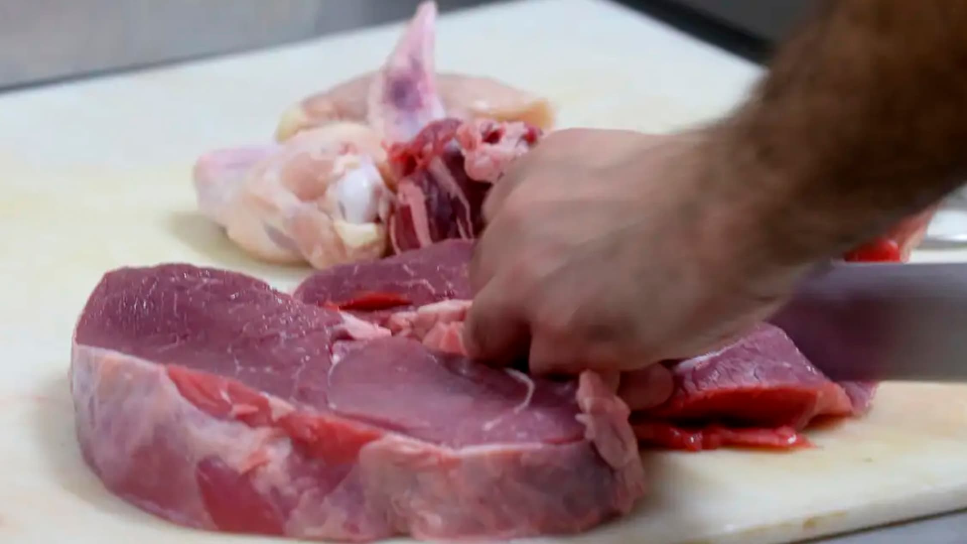 Esse erro cometido na carne pode estar espalhando bactérias na sua cozinha