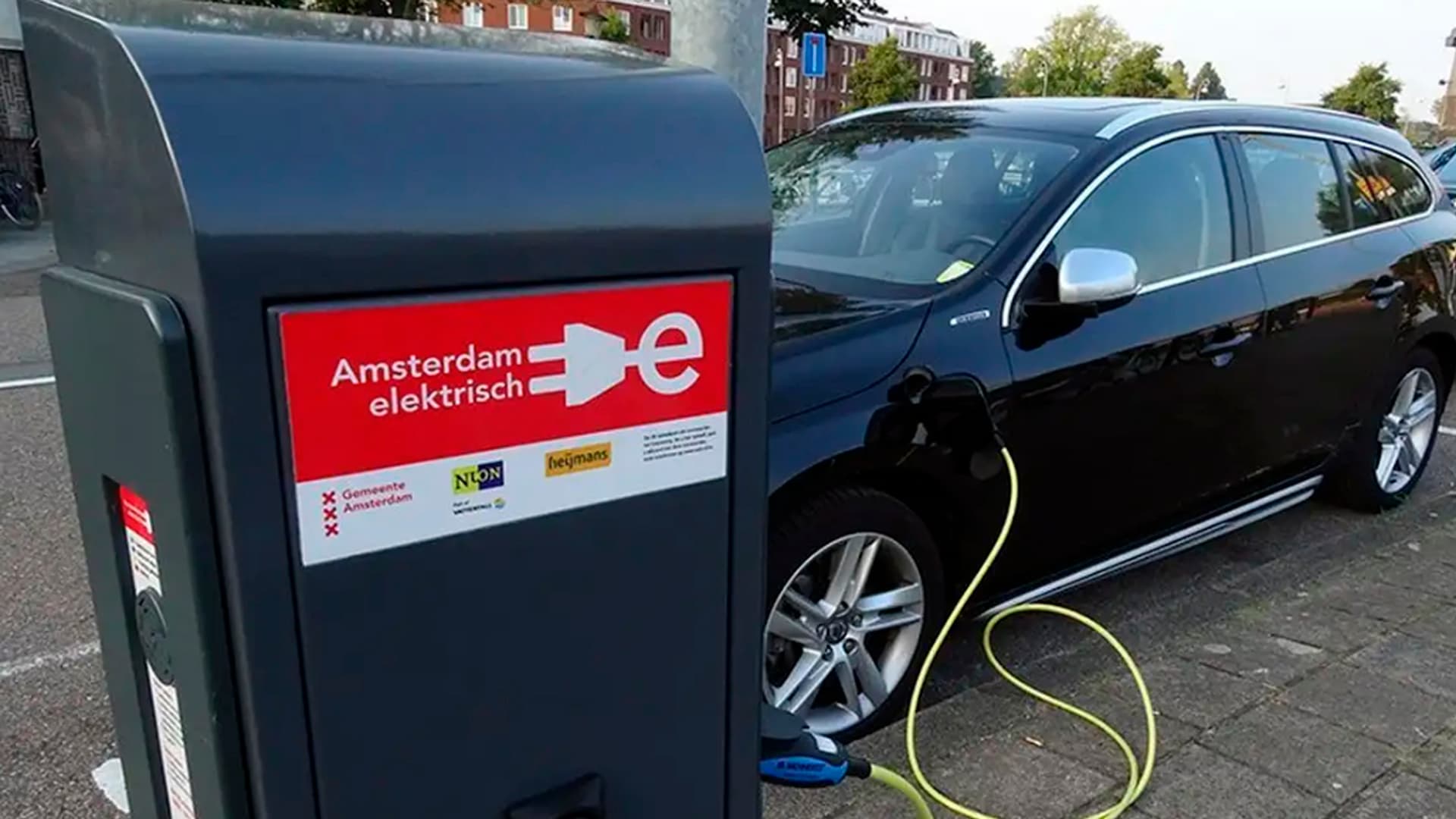 Carregar um carro elétrico deixa de fato a conta de luz muito mais cara?